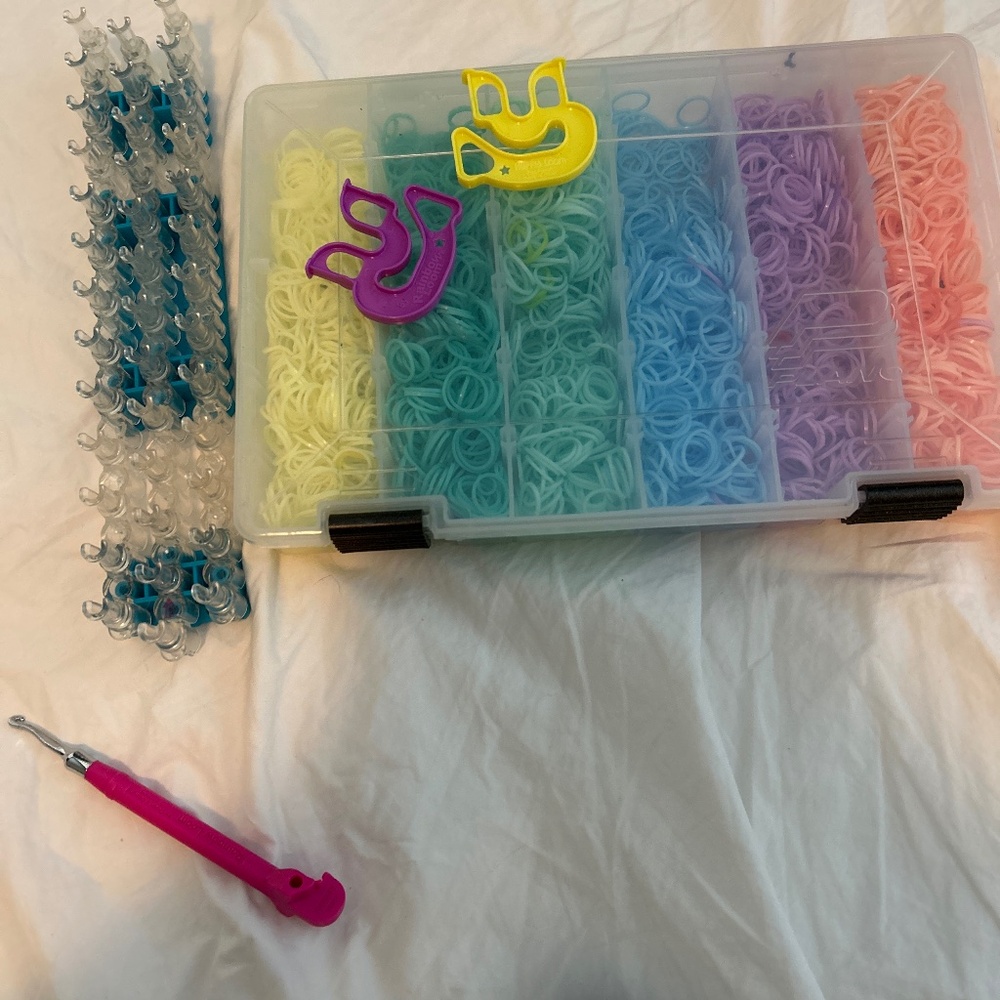 rainbow loom basic pastel rainbow kit - bands, band holders, loom grabber
